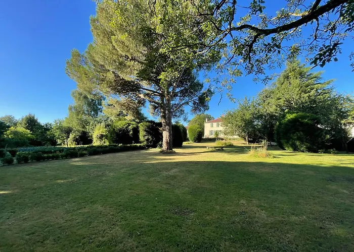 Le Prieure Saint Pierre, Gites Et Chambres D\'Hotes Dans Un Parc Classe