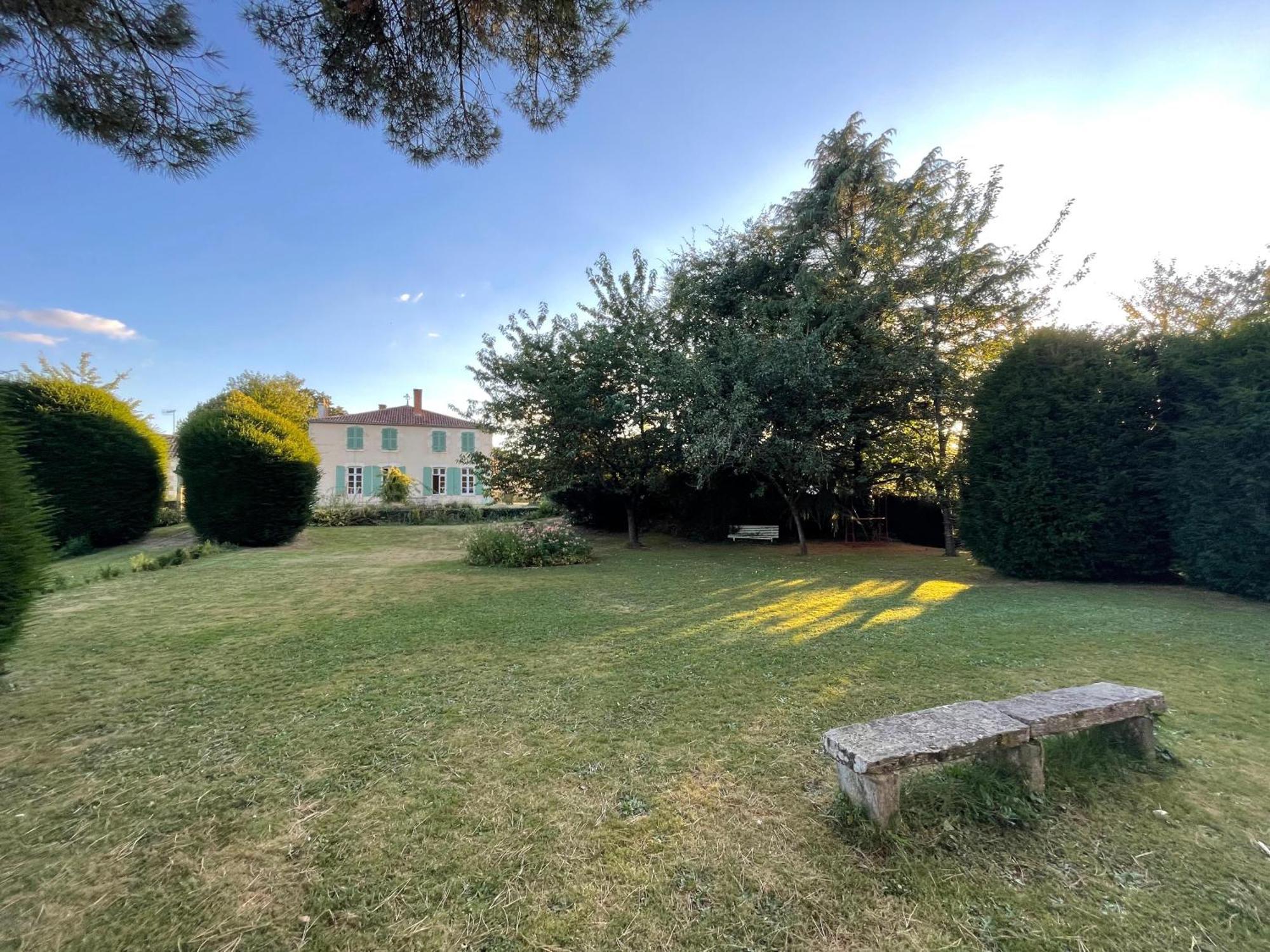 Le Prieure Saint Pierre, Et D'hotes Dans Un Parc Classe Holiday home