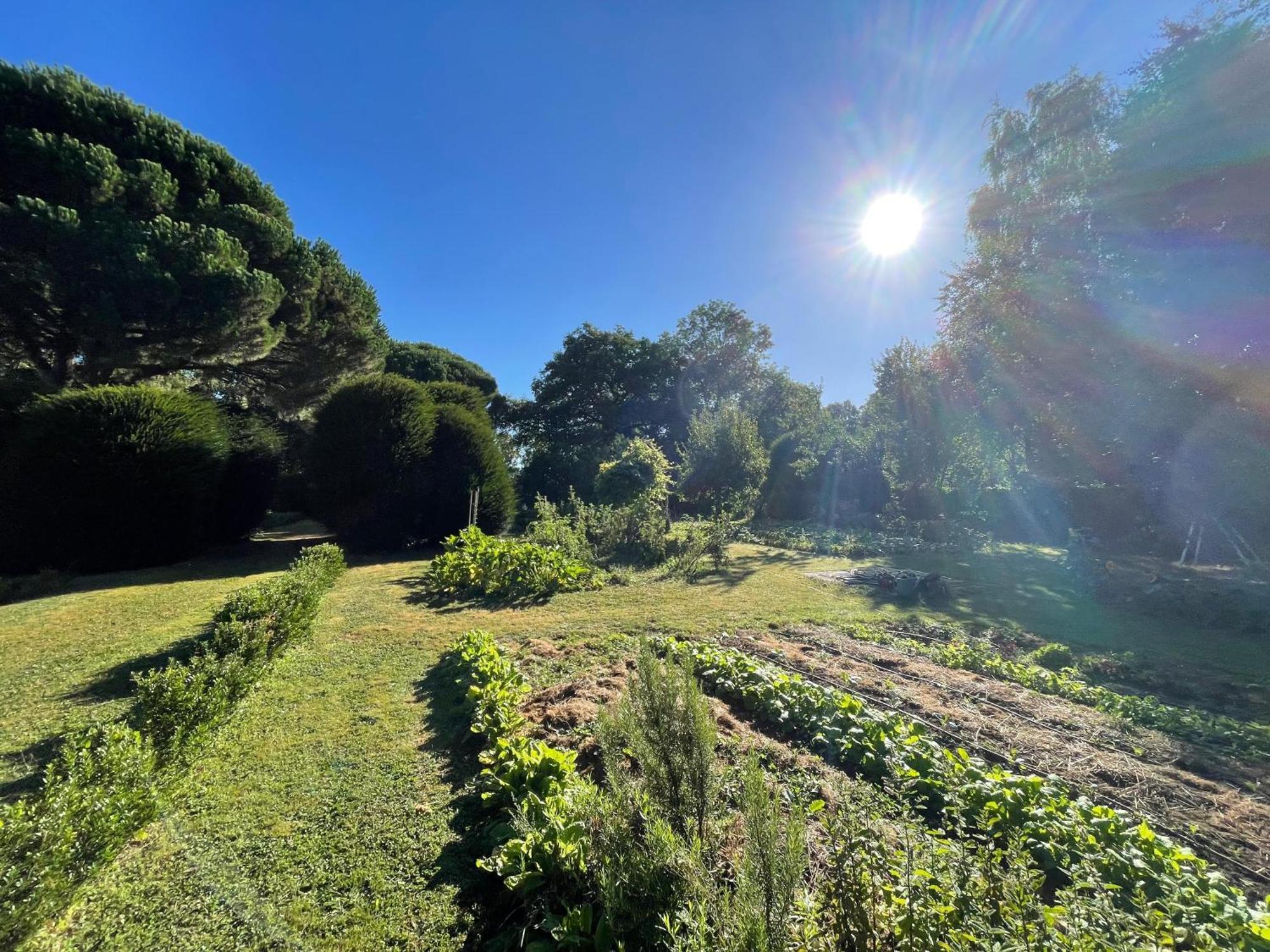 Le Prieure Saint Pierre, Et D'hotes Dans Un Parc Classe Holiday home Reaumur