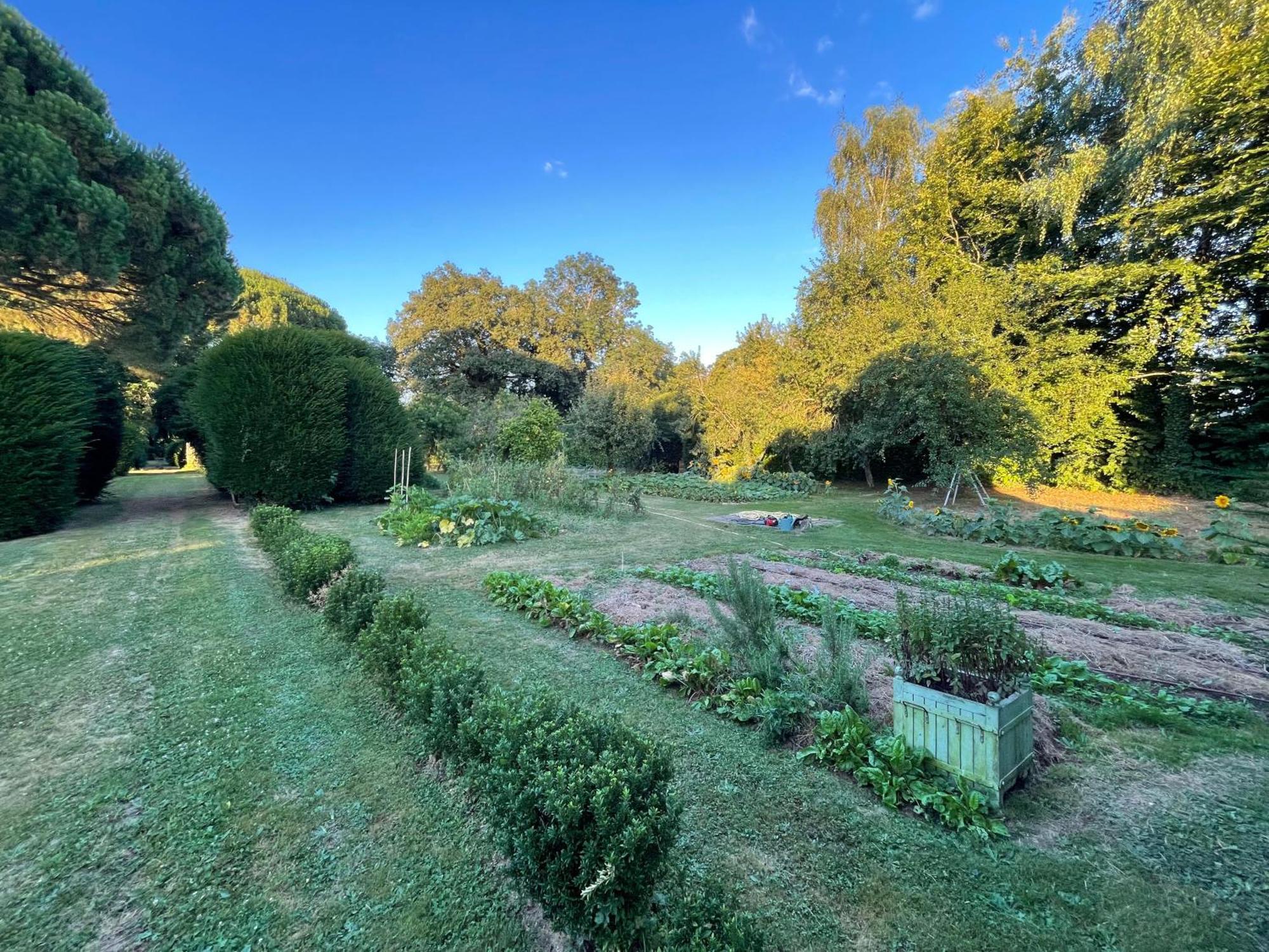 Le Prieure Saint Pierre, Et D'hotes Dans Un Parc Classe Holiday home