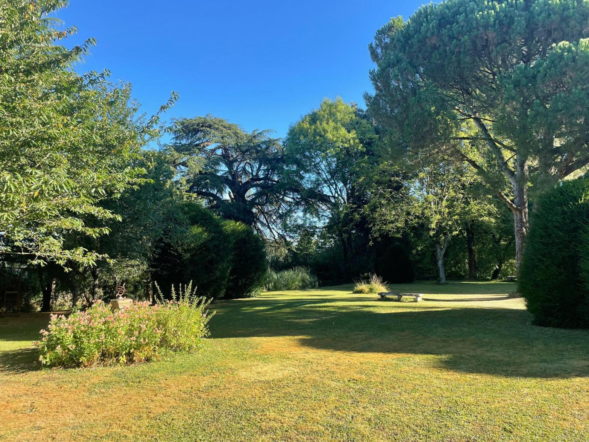 Le Prieure Saint Pierre, Et D'hotes Dans Un Parc Classe Holiday home *